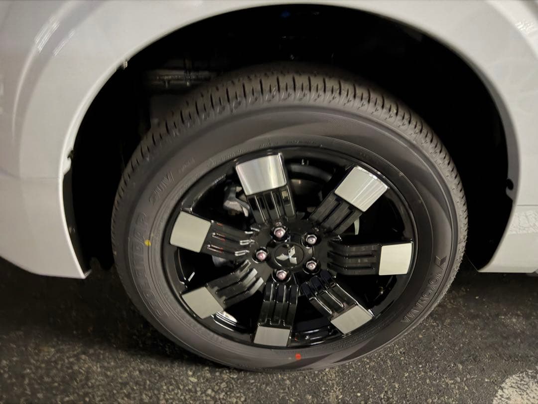 T*.様 新型デリカD5 18インチ ブラックシルバー ホイールセット　新車外し 三菱（MITSUBISHI） デリカD5 シャモニー 純正 ブラック 18インチ 2025