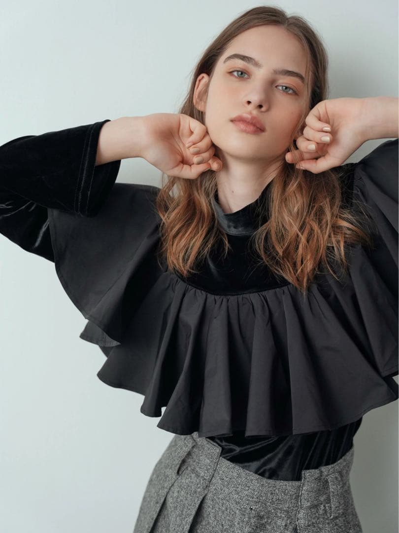 新品 cygne シーニュ ベロアフロントフリルトップス Angeli ブラック