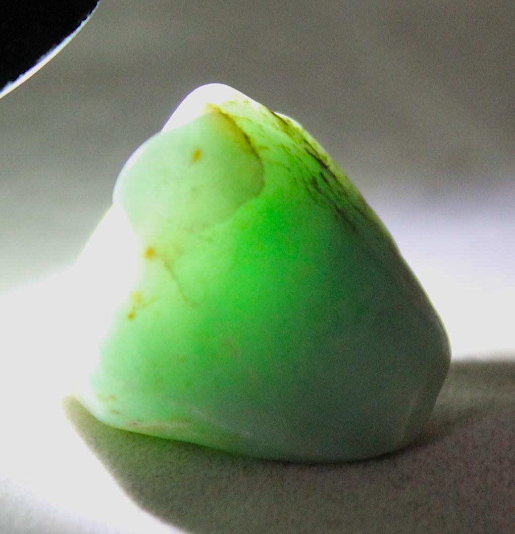 ［緑翡翠の最高峰］糸魚川翡翠 金山谷 ロウカン質 原石 16.4g