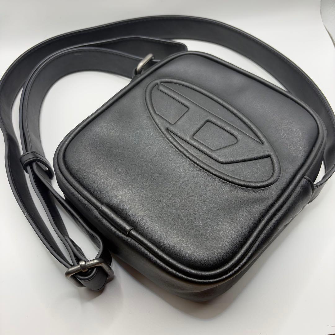 て*る様 DIESEL ディーゼル ショルダーバッグ Dロゴ ブラック フェイク DIESEL (ディーゼル) オーバルD ロゴ フェイクレザー ボディバッグ