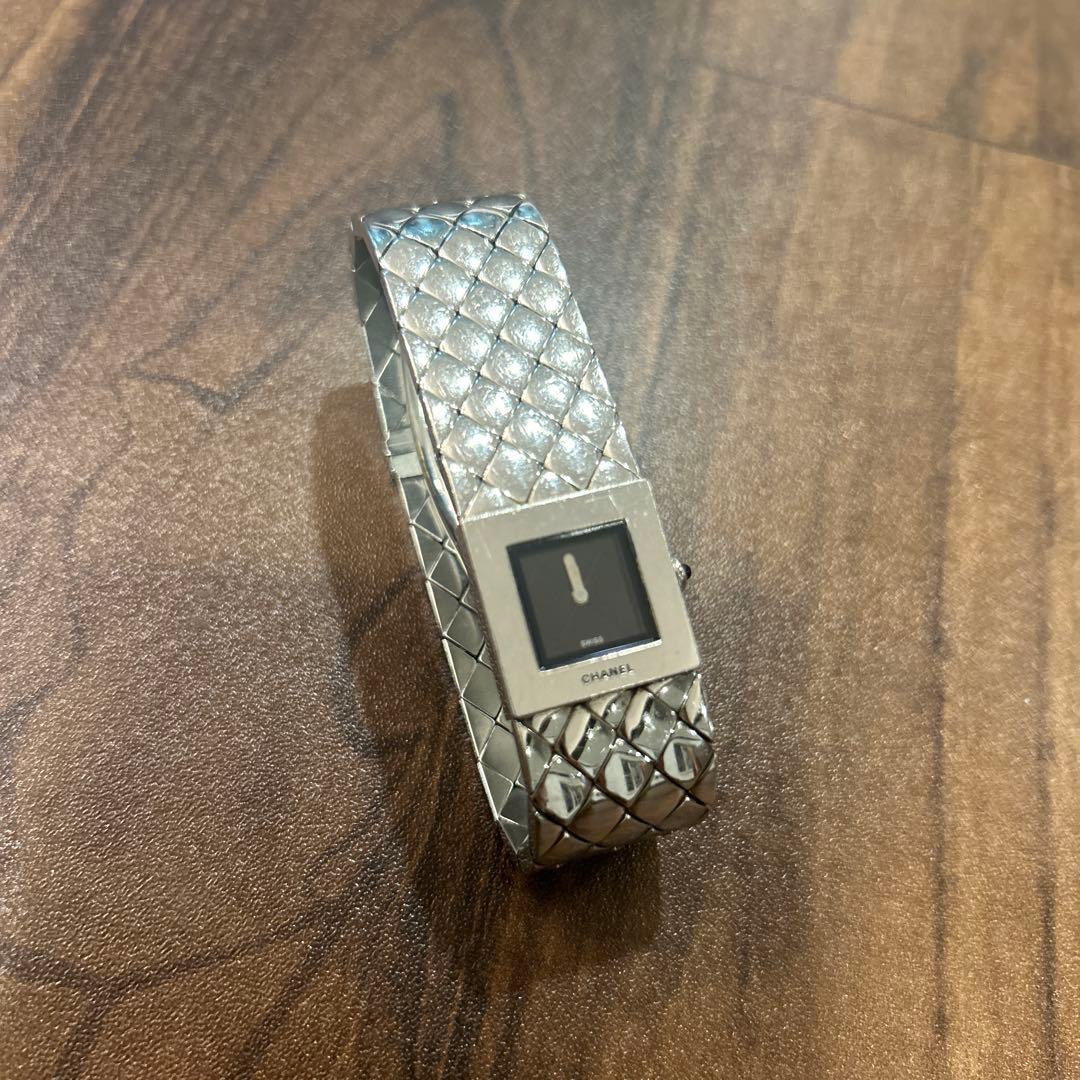 CHANEL シルバー クォーツ時計　マトラッセ シャネル CHANEL マトラッセ ブラック 黒 シルバー クォーツ 腕時計