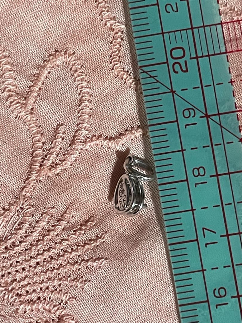 ダイヤ　UDE-7135 ペアシェイプ シルバーチャーム