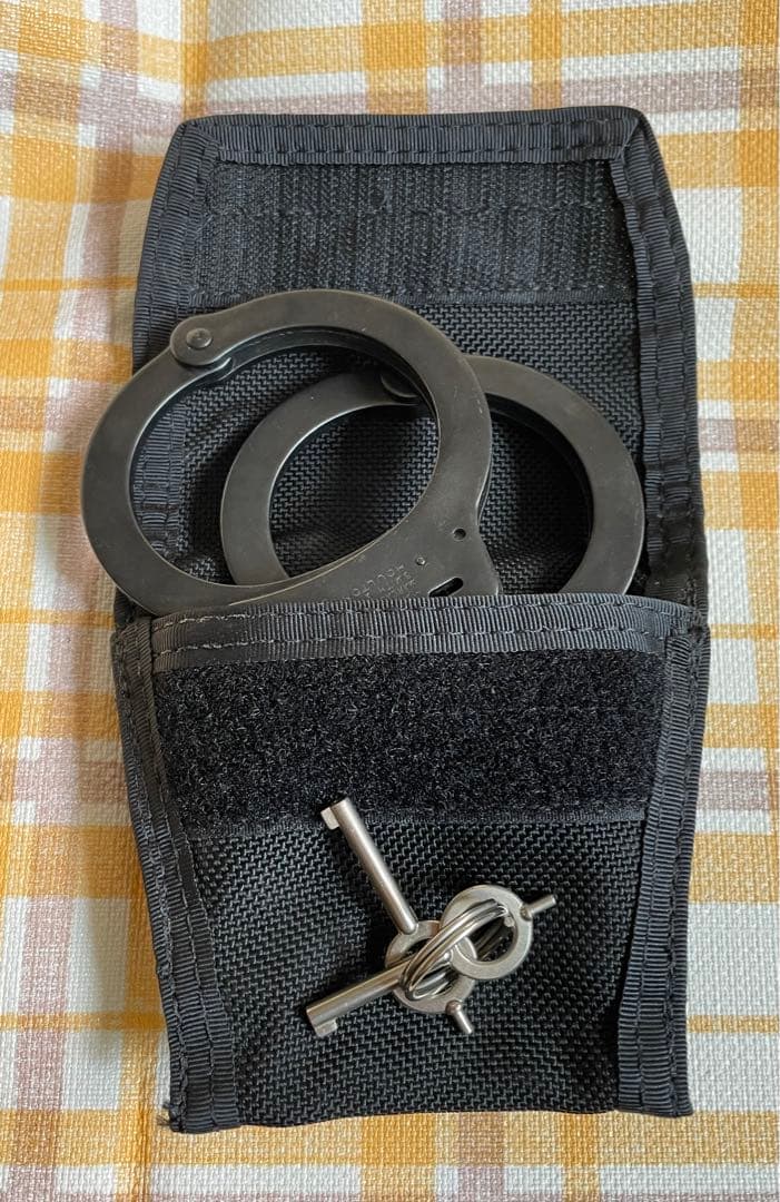実物 S&W スミス&ウェッソン M-100 ハンドカフ 手錠 ケース付き - メルカリ