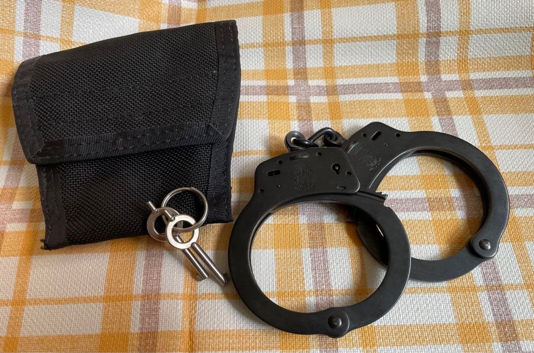 実物 S&W スミス&ウェッソン M-100 ハンドカフ 手錠 ケース付き - メルカリ