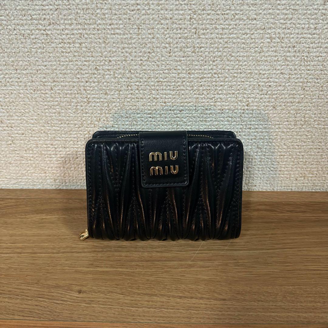miu miu 黒レザー 二つ折り財布 - メルカリ