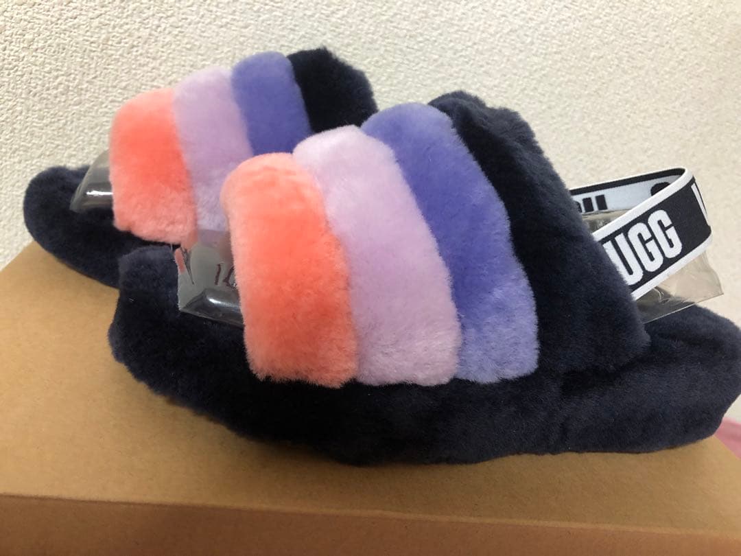 9日だけ本日値下げ！希少レアカラー未使用品UGGフラッフ イヤー サンダル
