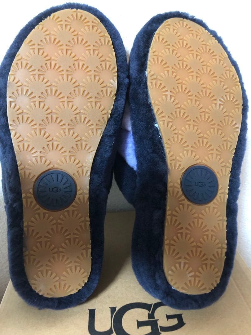 9日だけ本日値下げ！希少レアカラー未使用品UGGフラッフ イヤー サンダル