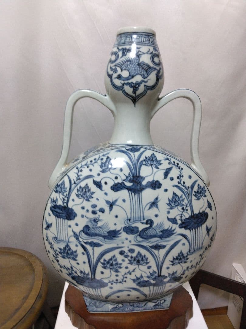 中国美術。青花蓮池水禽紋偏壺。