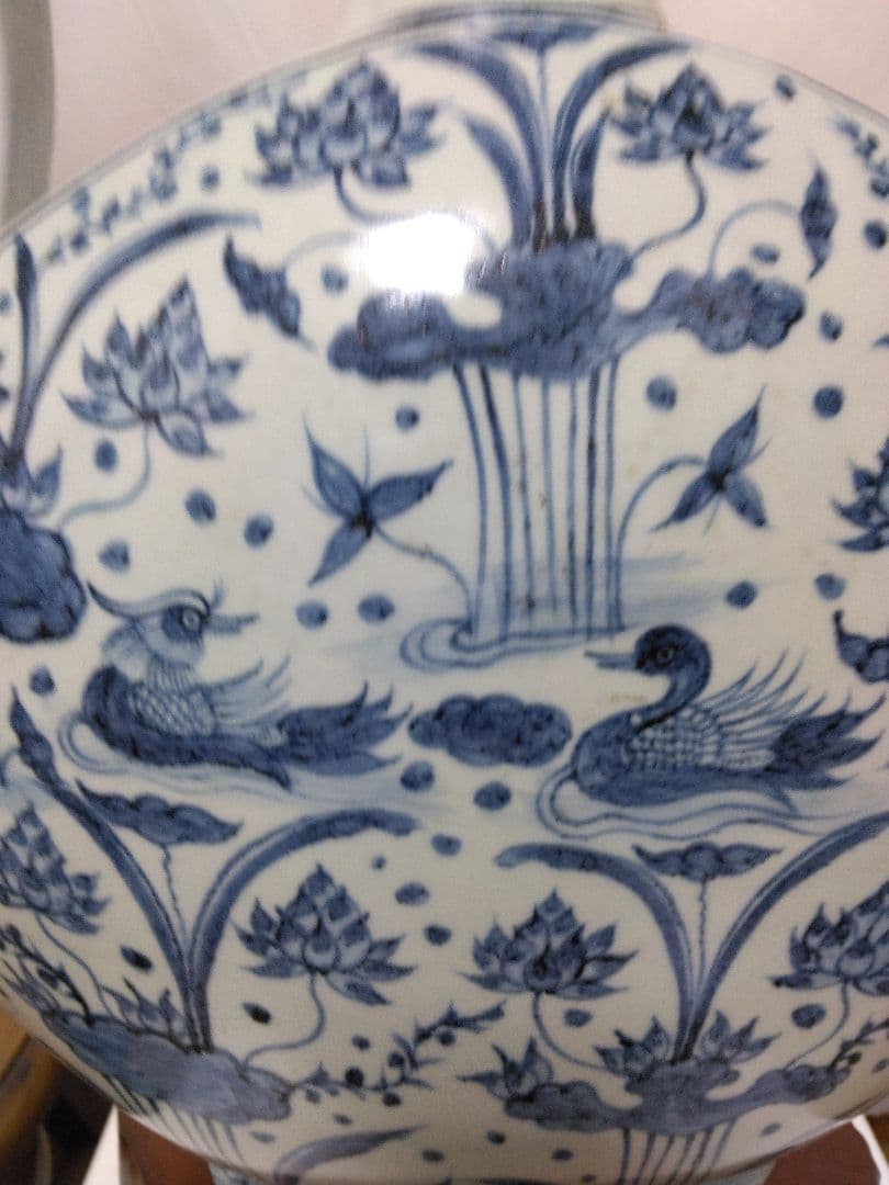 中国美術。青花蓮池水禽紋偏壺。