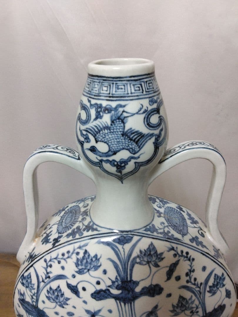 中国美術。青花蓮池水禽紋偏壺。