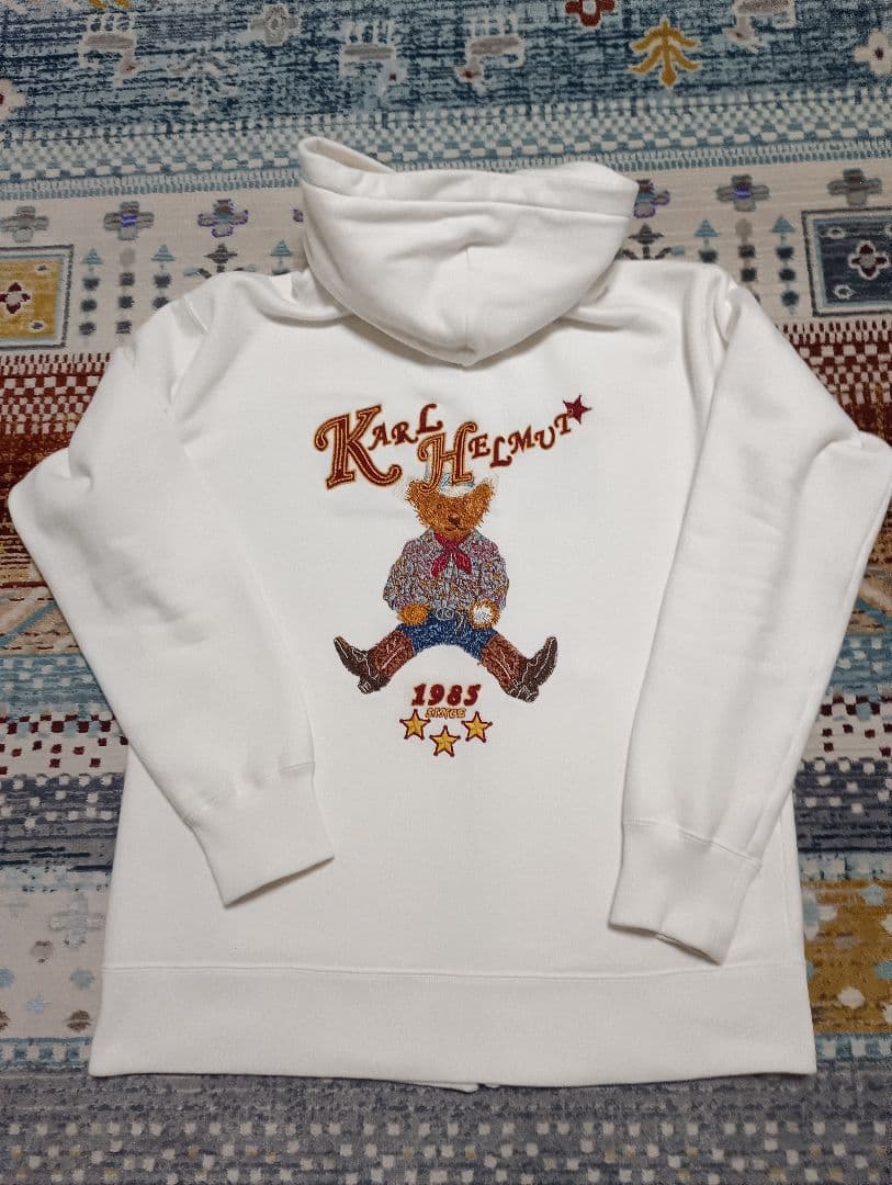 カールヘルムくま刺繍デザイン ジップアップパーカー日本製 - メルカリ