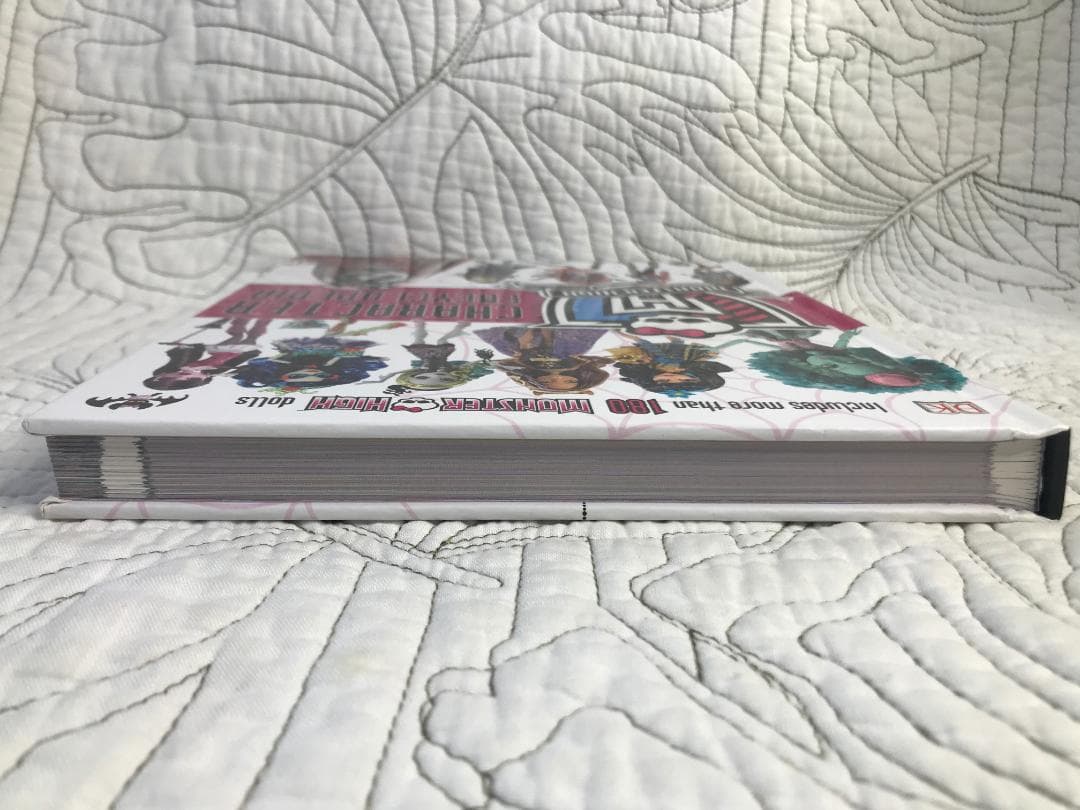 洋書「モンスター・ハイ キャラクター図鑑」Monster High - メルカリ