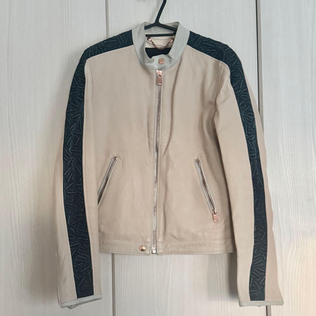 レザージャケット ベージュ×ネイビー デザイン性と機能性を兼備した、至高のレザーダウンジャケット