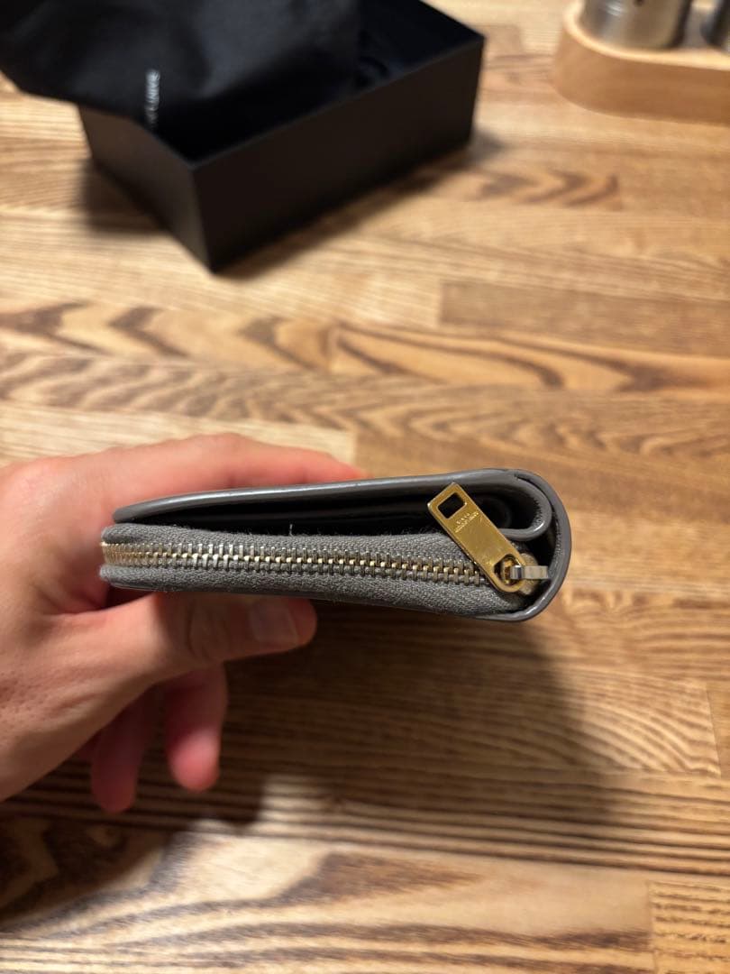 R*T様 サンローラン 財布 グレージュ