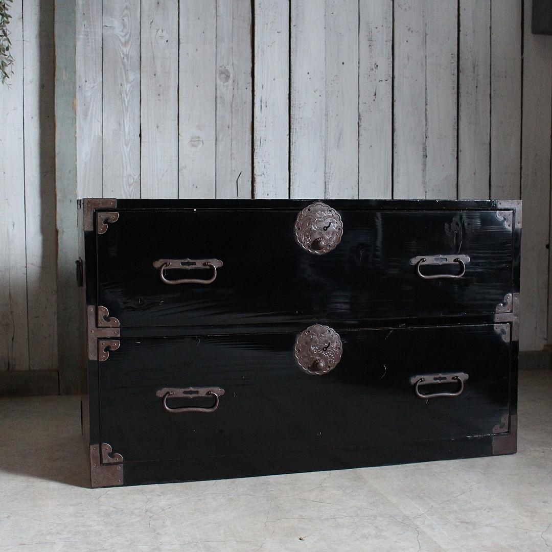 綺麗な丸金具庄内箪笥 2段 タンス 収納 古家具 古民家 時代家具 - メルカリ