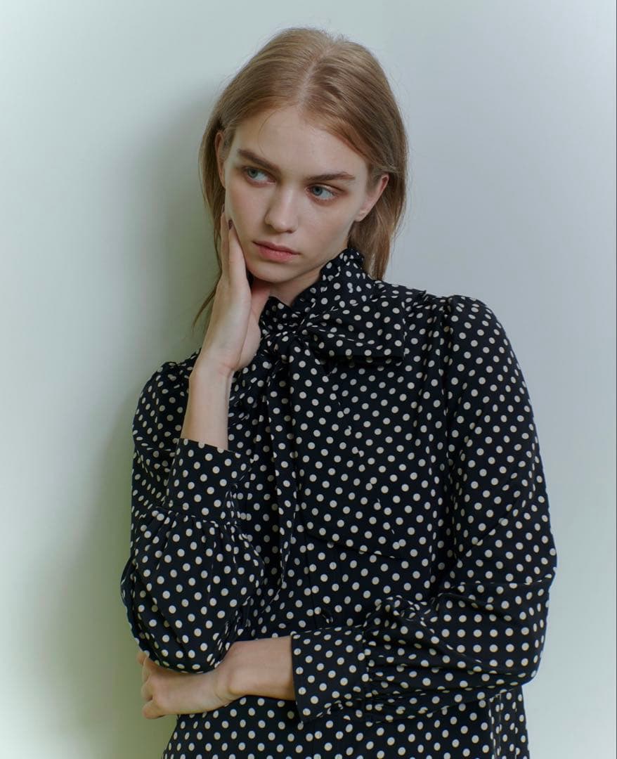 LOULOU WILLOUGHBY デシンドットフリルボウタイブラウス ブラック