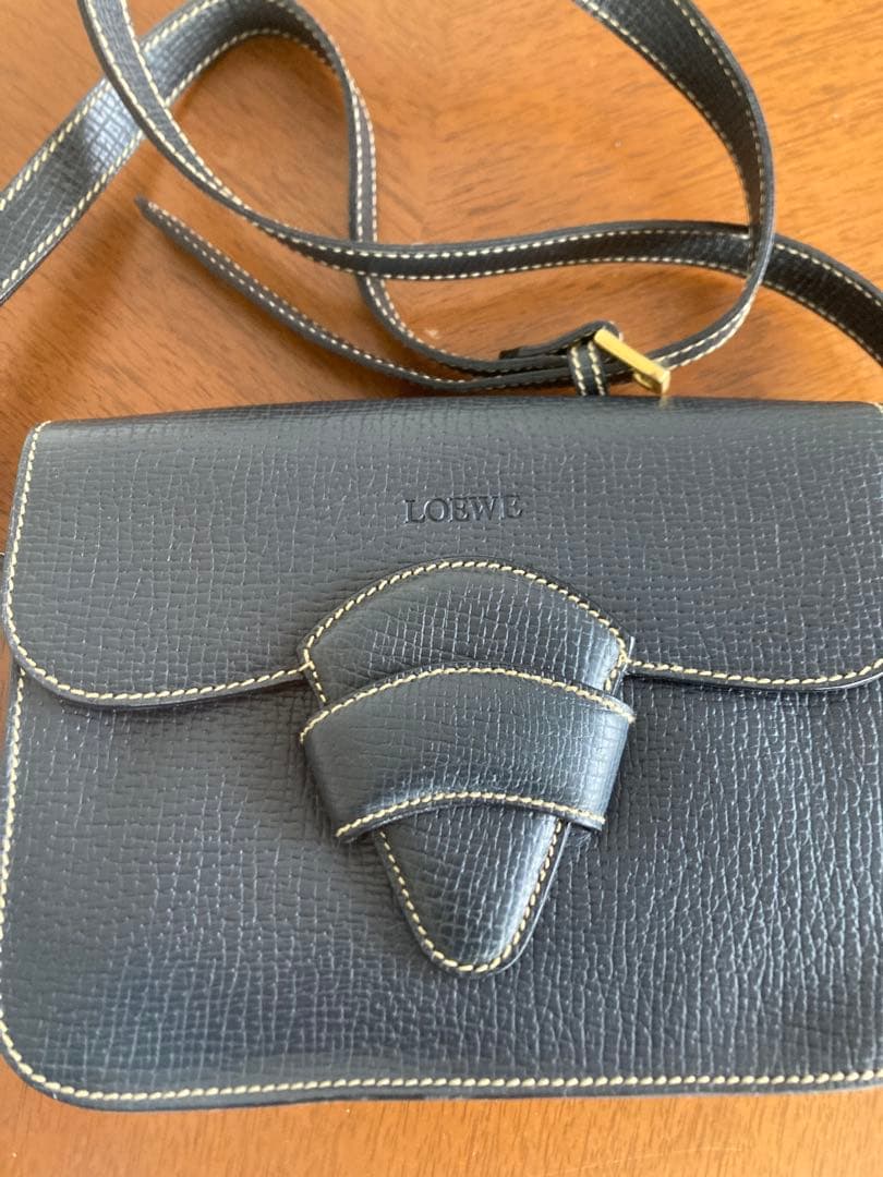 LOEWE ブラックショルダーバッグ 最短翌日お届け LOEWE バッグ カメラ クロスボディバッグ ミニ (LOEWE