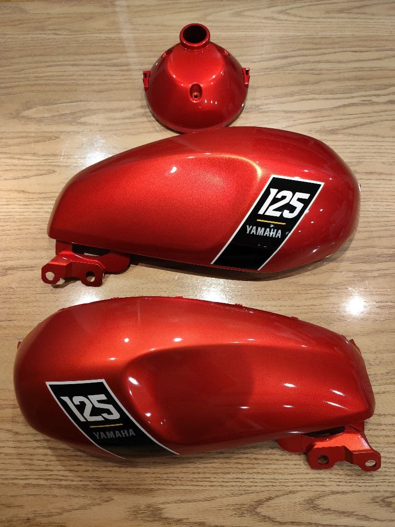 XSR125【新車外し】純正ヘッドライトボディ・タンクカバー(左右) 3点