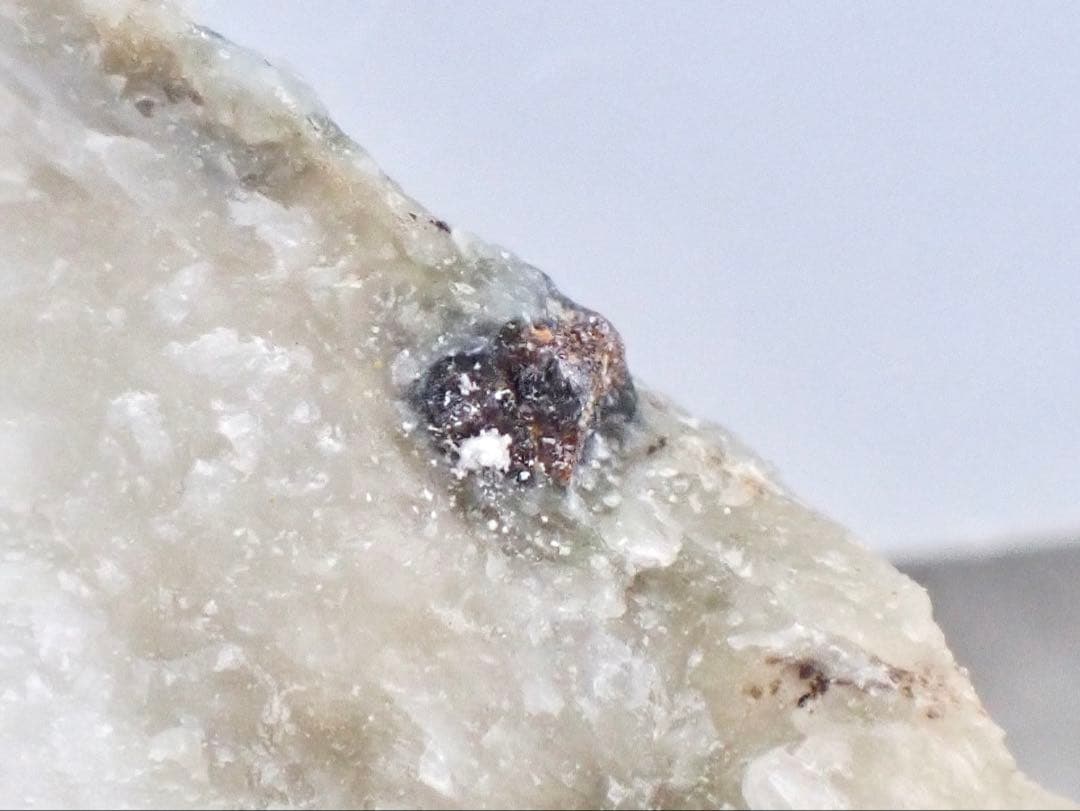 アマテラス石(TL) 大佐山(岡山県) ◎アマテラス石 (天照石) Amaterasuite (IMA 2024-056) Sr4Ti6Si4O23