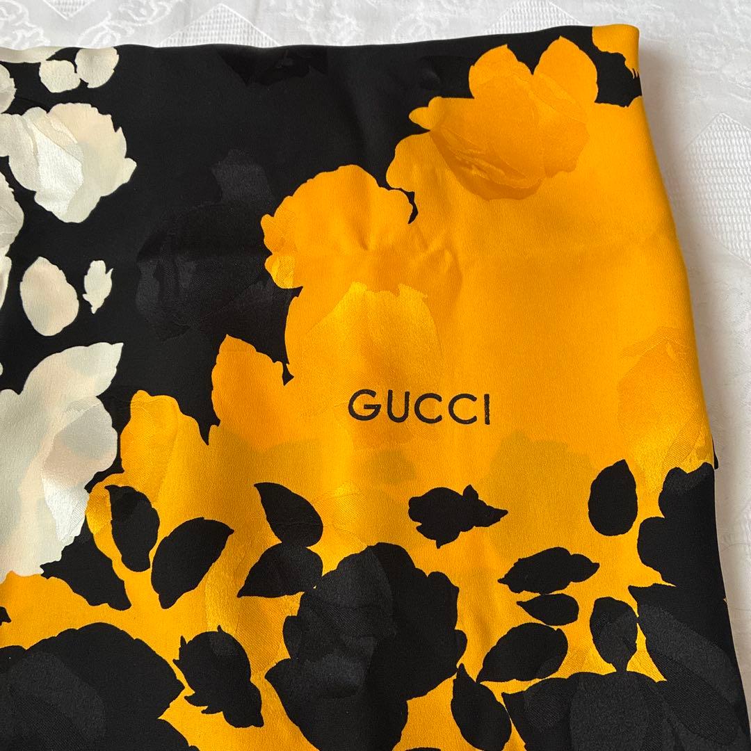 GUCCI 花柄ストール 黒・オレンジ・白 125×125 - メルカリ