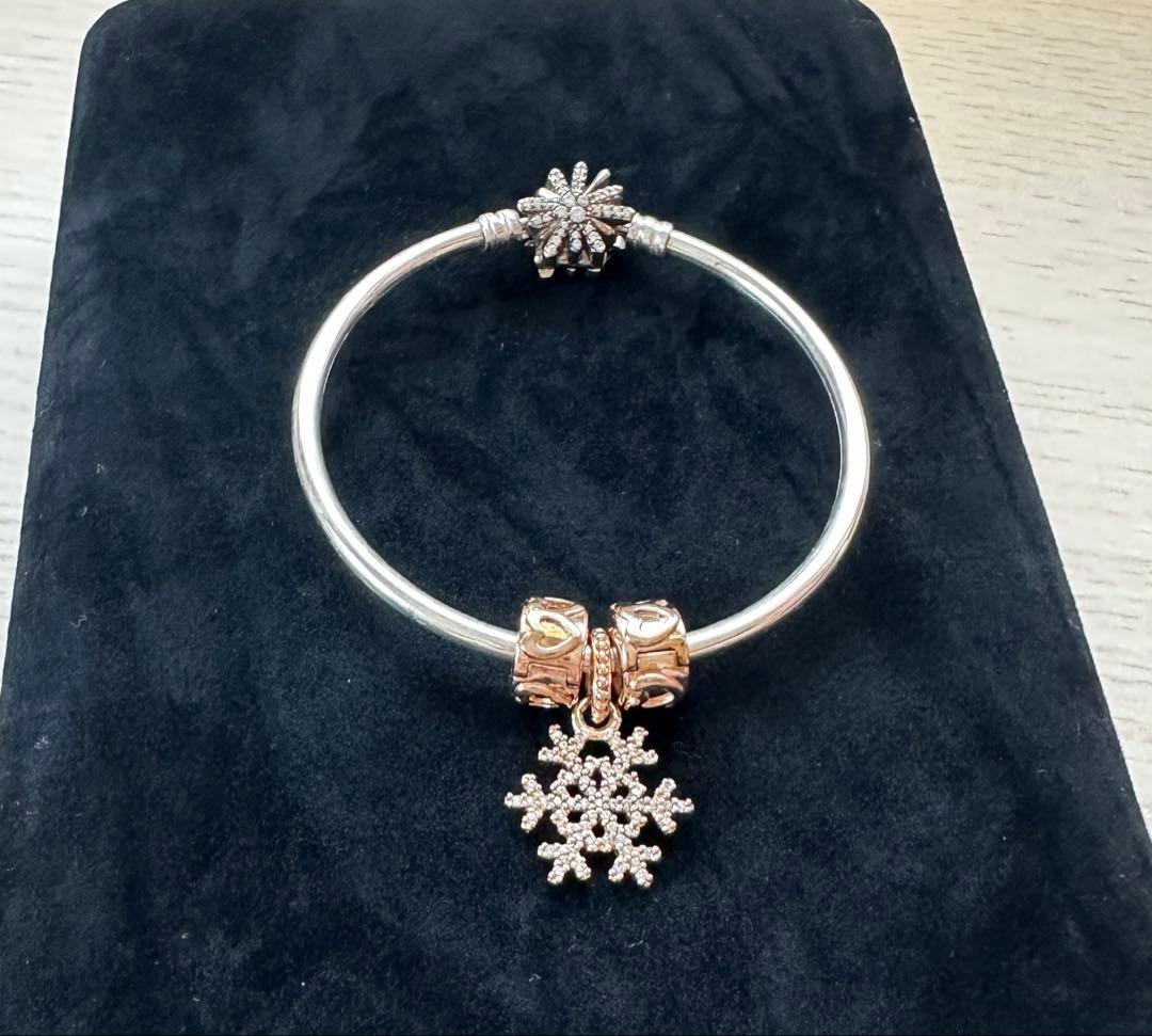 Pandora バングル ブレスレットチャーム付き17cm PANDORA（パンドラ） ブレスレット Moments バングル レディース