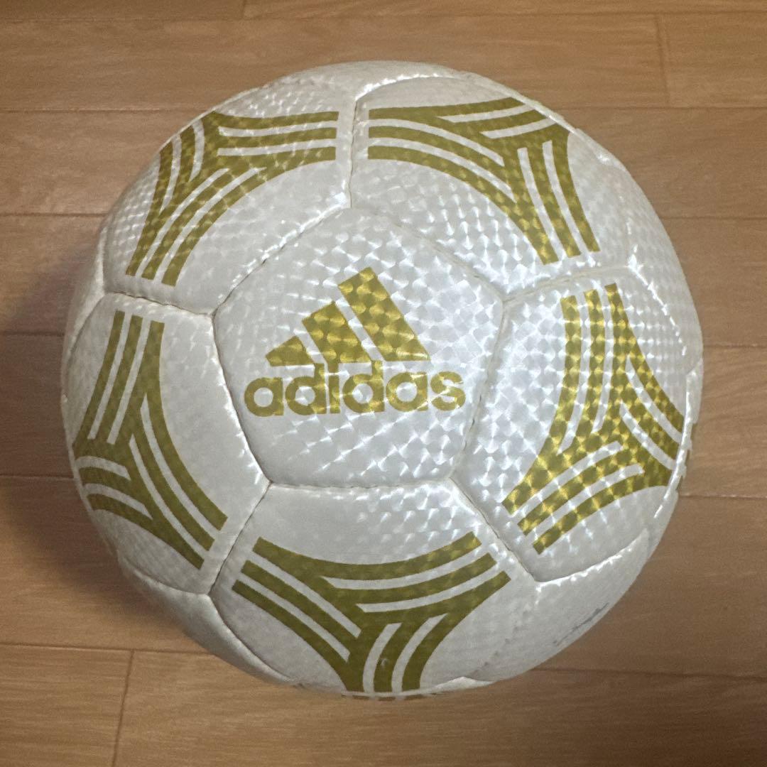 adidas サッカーボール (ホワイト・ゴールド) - メルカリ