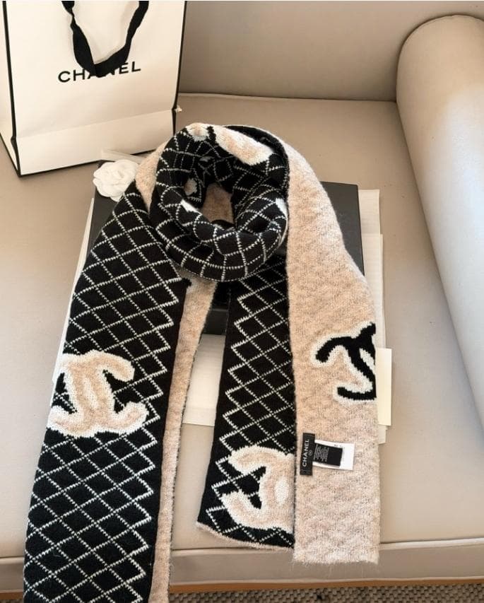 Chanel ロゴ入り マフラー 黒/ベージュ - メルカリ