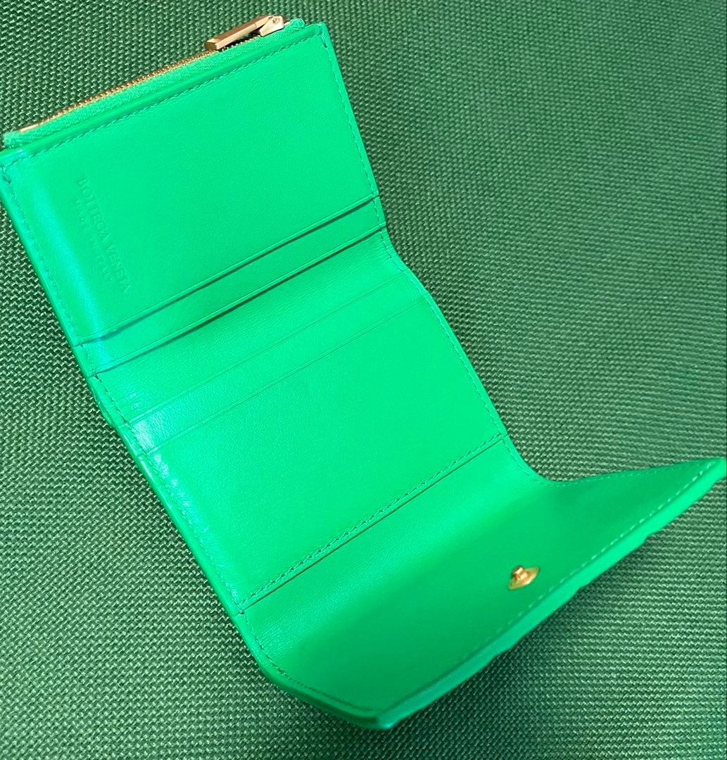 BOTTEGA VENETA グリーン 三つ折り財布 - メルカリ