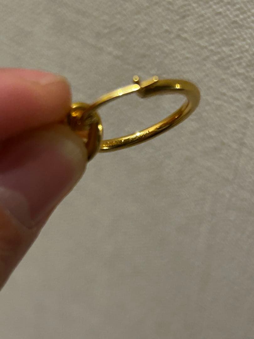 CELINE ノット スモールフープ ゴールドピアス