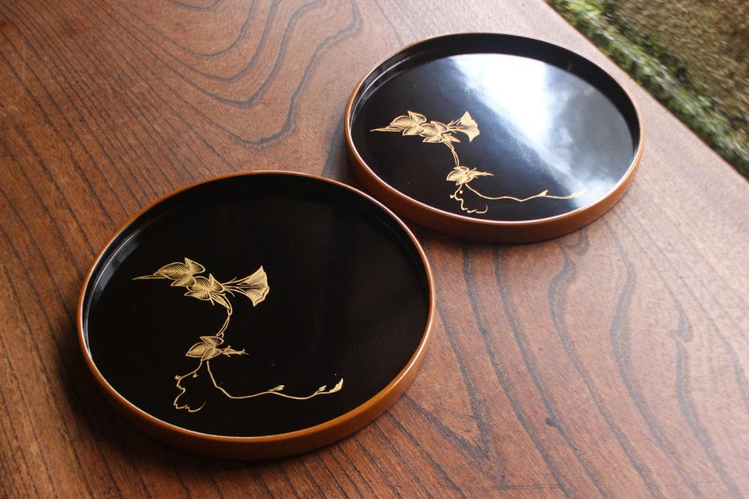 時代外黄内黒漆に優美な朝顔沈金の映えるお皿2点（検輪島塗蒔絵皿銘々