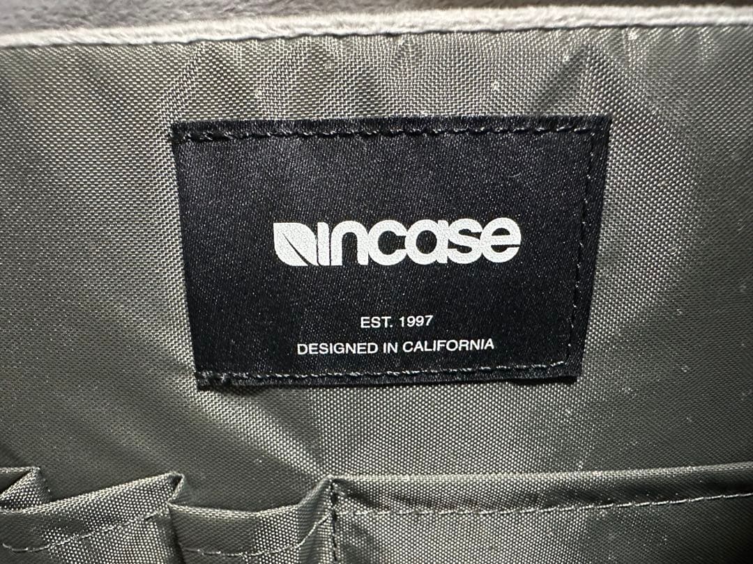 バッグ incase Tracks Sling / 7L -Black-