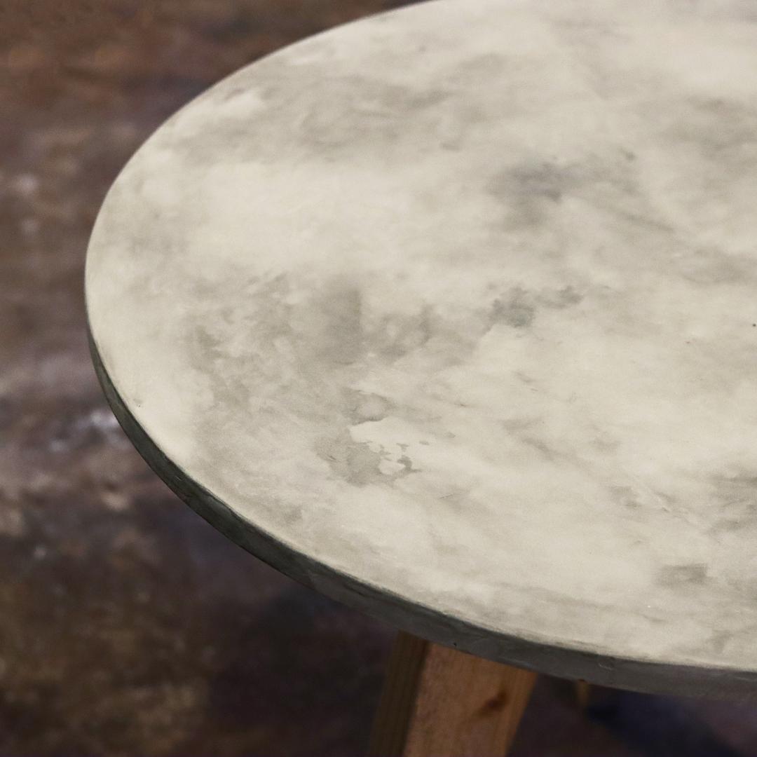 円形｜ラウンドテーブル｜ライトグレー｜薄塗りモルタル｜ダイニング