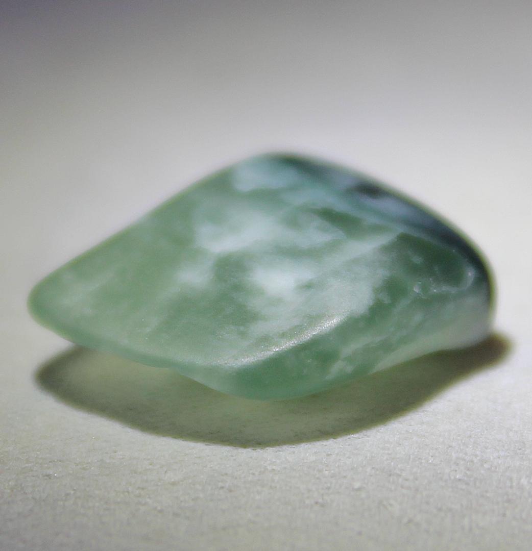 ［半透明の翡翠］糸魚川翡翠 原石 2.2g