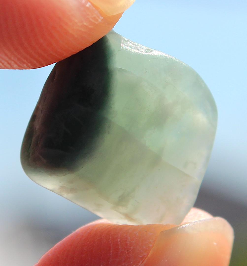 ［半透明の翡翠］糸魚川翡翠 原石 2.2g