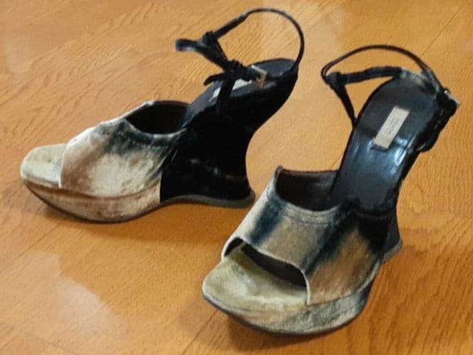 【プラダ】スウェードのオープントゥ ウェッジソール ストラップ付き パンプス