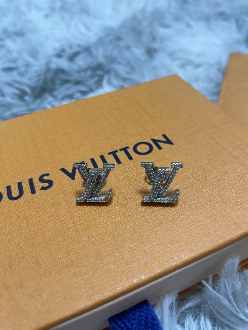 完全正規品）LOUIS VUITTON ロゴスタッドピアス - メルカリ