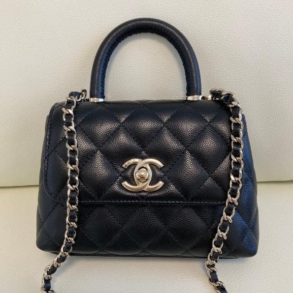 CHANEL ブラック レザー ショルダーバッグ - メルカリ