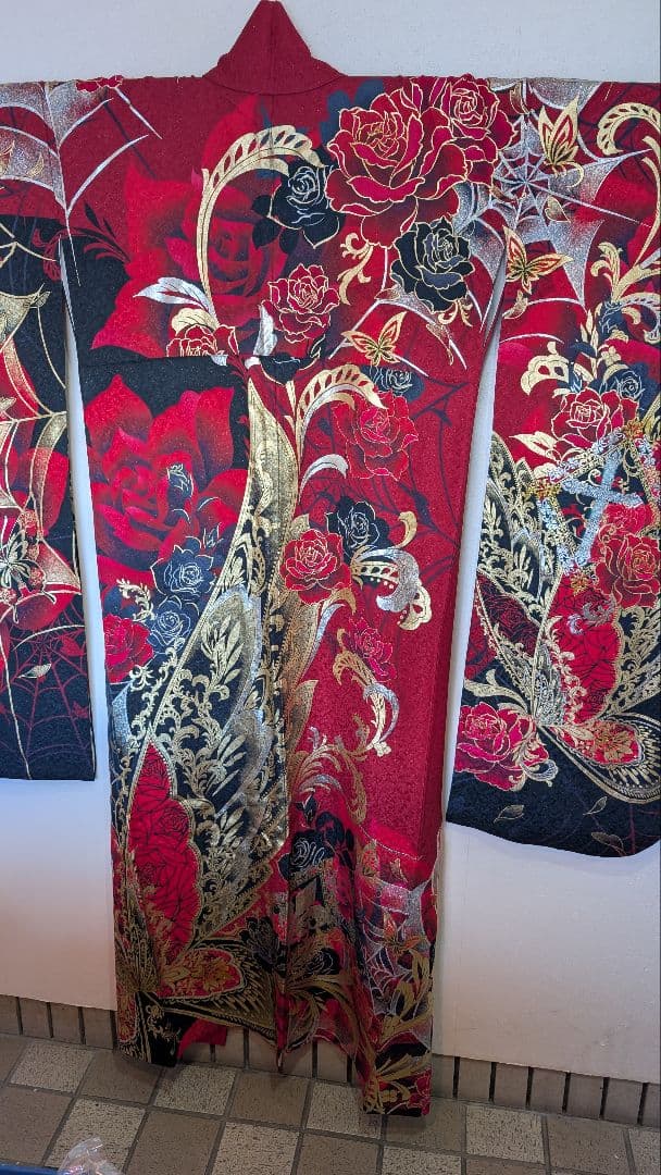 【超美品•現代柄】赤・黒・金 バラ模様の 振袖＆袋帯のセット♪162cm モード系グラマラス 赤/黒/金 バラ/大柄 派手かわいい キラキラ 目立つ