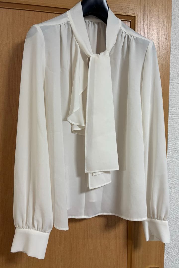 ピンキーアンドダイアン◆ラッフルアクセントボウタイブラウス ホワイト 36