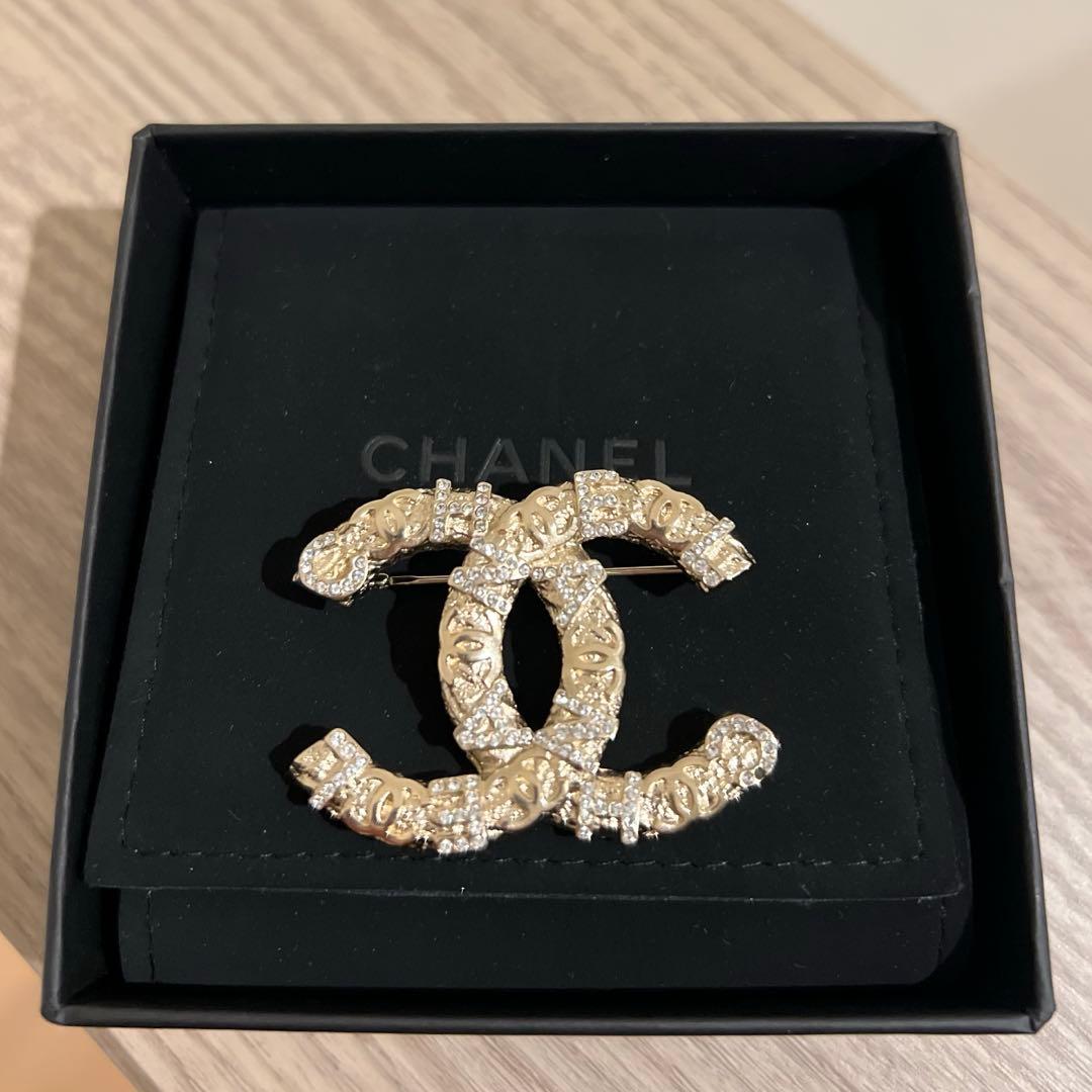 Chanel CCロゴ ブローチ - メルカリ