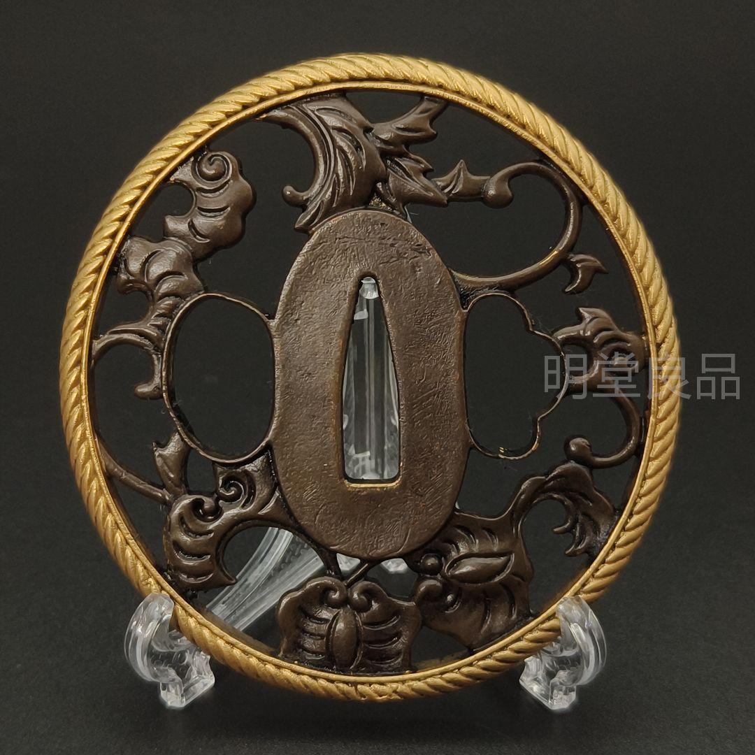 刀鍔 唐草の図 鍔 OS14日本刀装具 銅地 細工 金メッキ 刀剣美術 - メルカリ