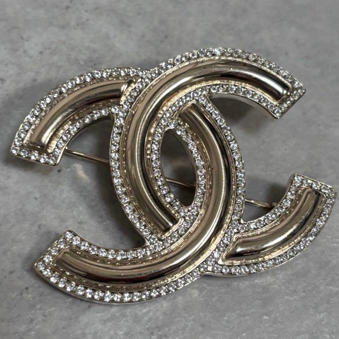 CHANELラインストーンブローチ ブローチ アクセサリー レディース B21C