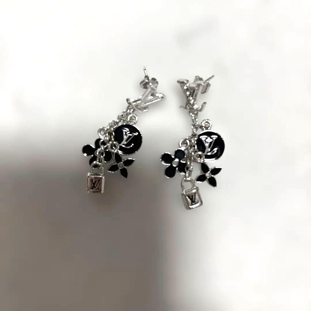 新品未使用 LV ロゴ チャーム付きピアス ノベルティ - メルカリ