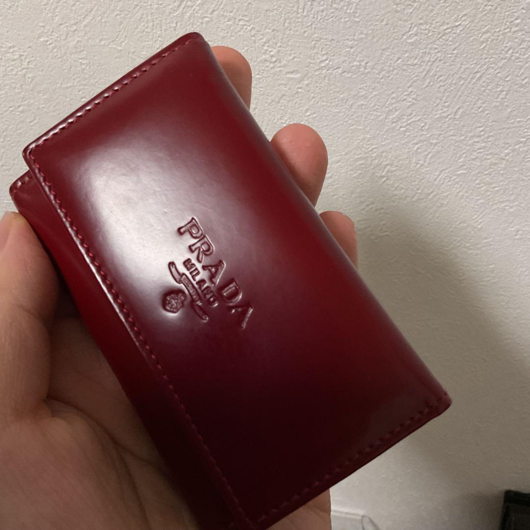 向日葵 新品未使用 美品 プラダ ロゴエンボス レザー キーケース
