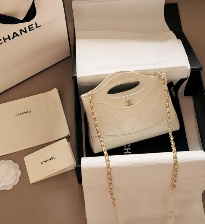 CHANEL ホワイト キルティングショルダーバッグ - メルカリ