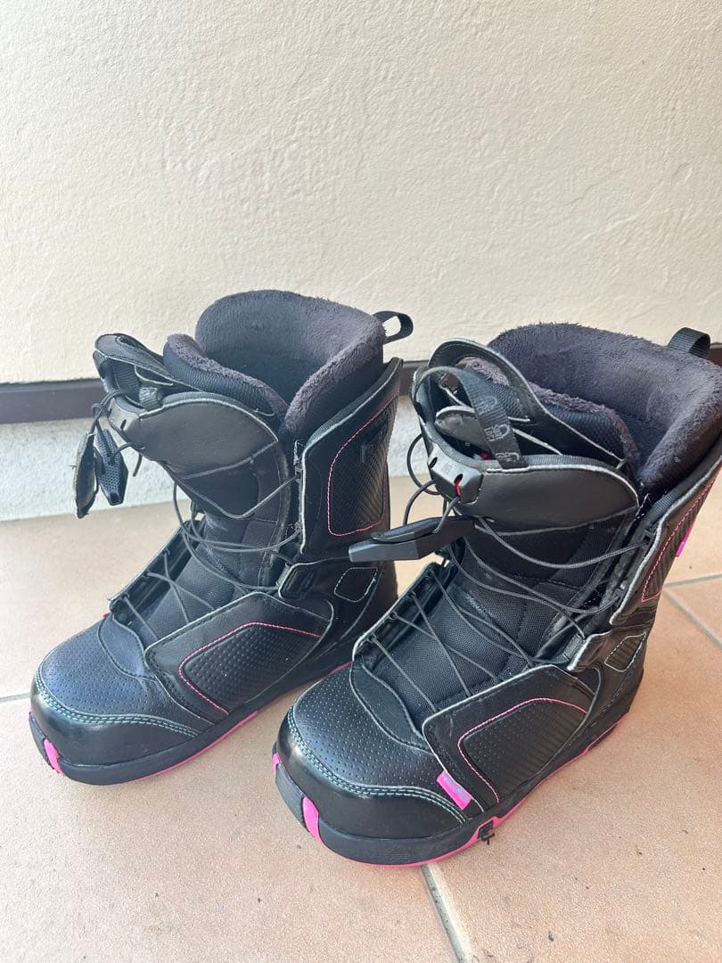 Salomon 女性用スノーボードブーツ ブラック/ピンク - メルカリ