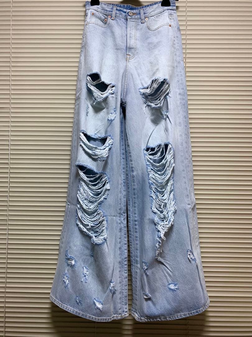 ちゃんみな 登坂着《 VETEMENTS 》Destroyed Jeans 28 - メルカリ