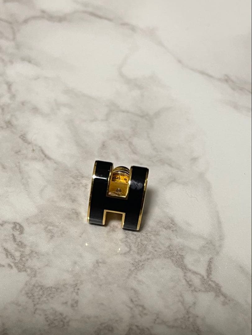 エルメス　H型デザイン 黒と金の片耳用ピアス