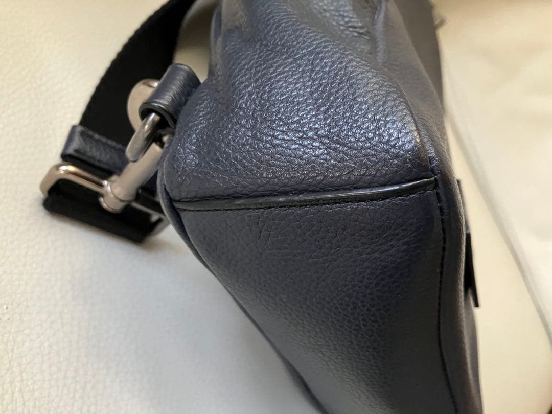 い*き様 COACH コーチ レザー ボディバッグ ミッドナイトブルー - メルカリ