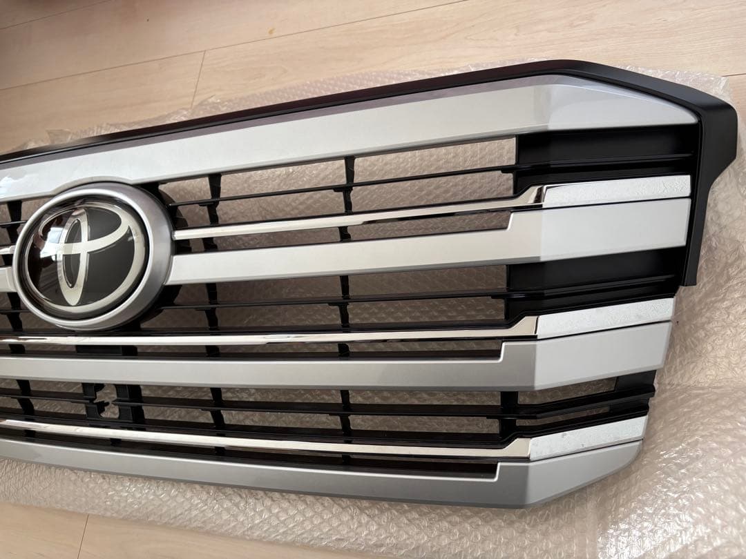 トヨタ　ランドクルーザー300 純正フロントグリル